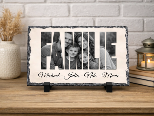 Personalisierte Schiefertafel 20x30cm | Personalisiertes Metallschild 20x25cm – Familienbild mit Wunschnamen | Geschenk zum Einzug | Deko Wohnzimmer