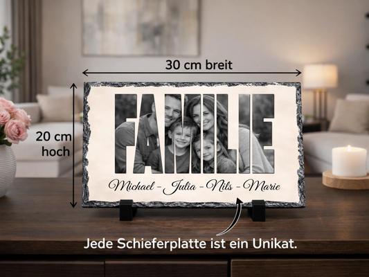 Personalisierte Schiefertafel 20x30cm | Personalisiertes Metallschild 20x25cm – Familienbild mit Wunschnamen | Geschenk zum Einzug | Deko Wohnzimmer