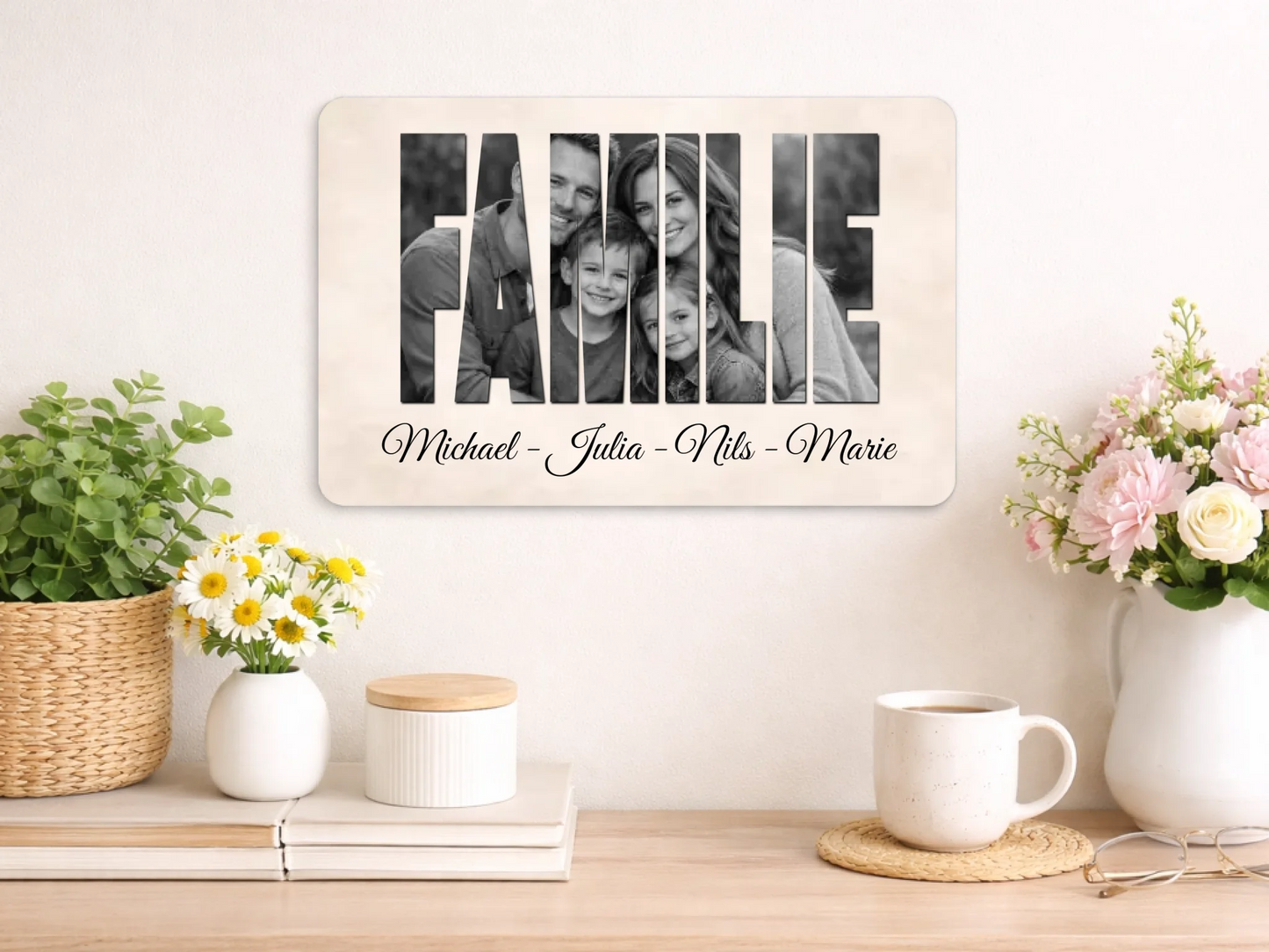 Personalisierte Schiefertafel 20x30cm | Personalisiertes Metallschild 20x25cm – Familienbild mit Wunschnamen | Geschenk zum Einzug | Deko Wohnzimmer