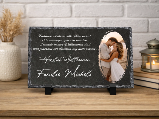 Personalisierte Schiefertafel 20x30cm | Personalisiertes Metallschild 20x25cm – Zuhause ist wo die Liebe wohnt mit Foto, Namen | Willkommensschild Haustür | Deko Wohnzimmer, Flur, Diele