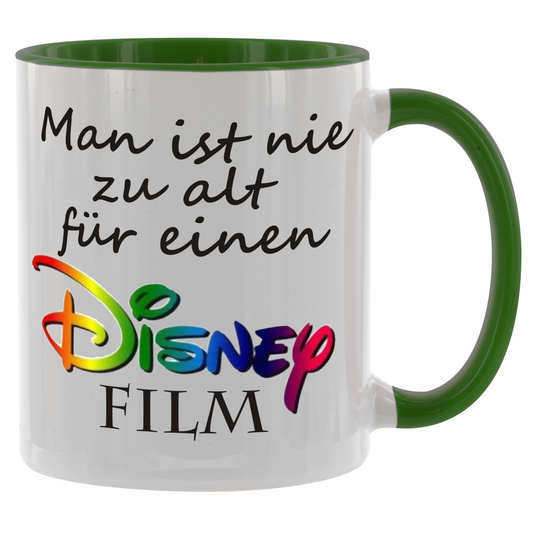 Grüne Tasse mit Spruch „Man ist nie zu alt für einen Disney Film“ in bunter Disney-Schrift – Geschenk für Disney-Fans