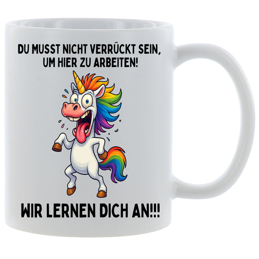 Tasse „Du musst nicht verrückt sein um hier zu arbeiten - Wir lernen dich an“ – Geschenk für Tee & Kaffee Liebhaber - 330ml