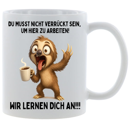 Tasse „Du musst nicht verrückt sein um hier zu arbeiten - Wir lernen dich an“ Faultier – Geschenk für Tee & Kaffee Liebhaber - 330ml