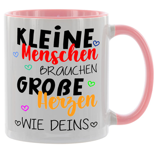 Abschiedsgeschenk Kita - Kleine Menschen brauchen große Herzen wie deins - Kaffeetasse verschiedene Farben - 330ml - Abschiedsgeschenk Kindergarten